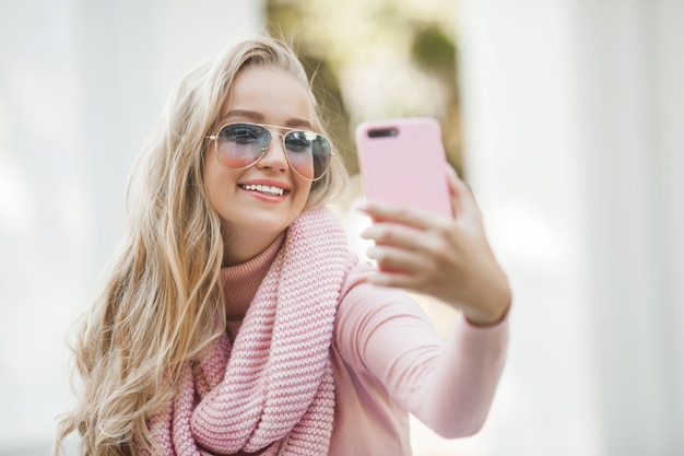 Aantrekkelijke jonge vrouw die selfie buiten