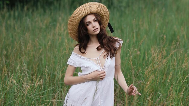 Foto aantrekkelijke jonge vrouw geniet van haar tijd buiten in een park met zonsondergang op de achtergrond