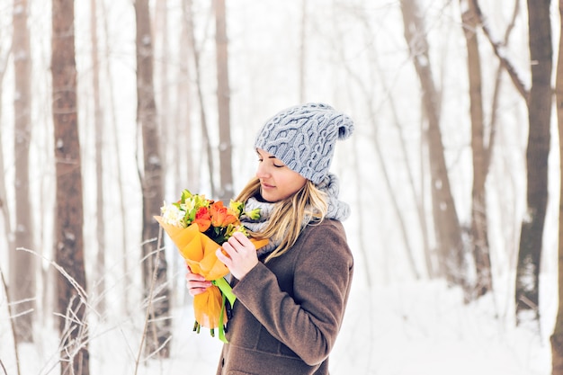 Aantrekkelijke jonge vrouw in de winter buiten. Sneeuw en kou