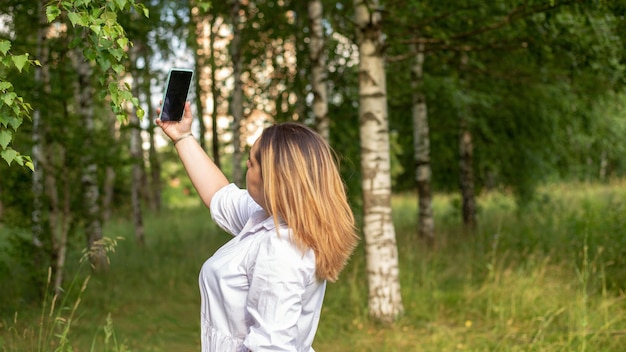 Aantrekkelijke jonge vrouw lopen