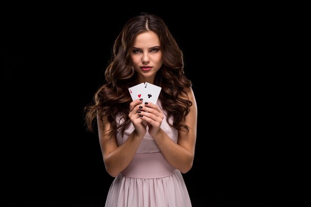 Aantrekkelijke jonge vrouw met de winnende combinatie van pokerkaarten