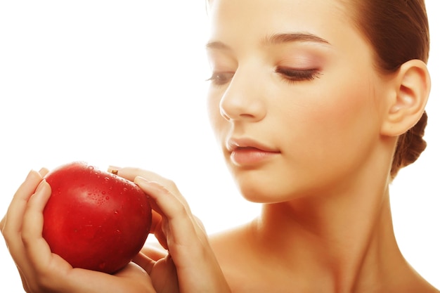Aantrekkelijke jonge vrouw met een appel