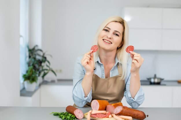 Aantrekkelijke jonge vrouw met een worst