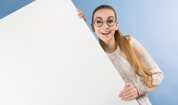 Aantrekkelijke jonge vrouw met lege banner