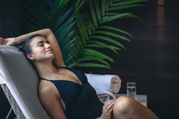 Aantrekkelijke jonge vrouw ontspannen in een spa-complex