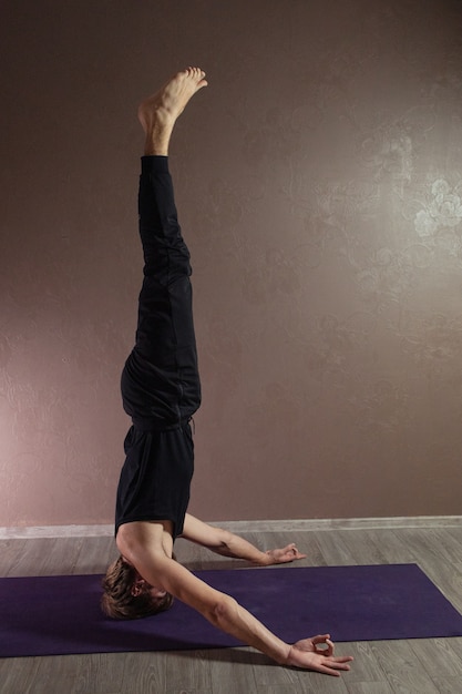 Foto aantrekkelijke jongeman beoefenen van yoga sportkleding dragen