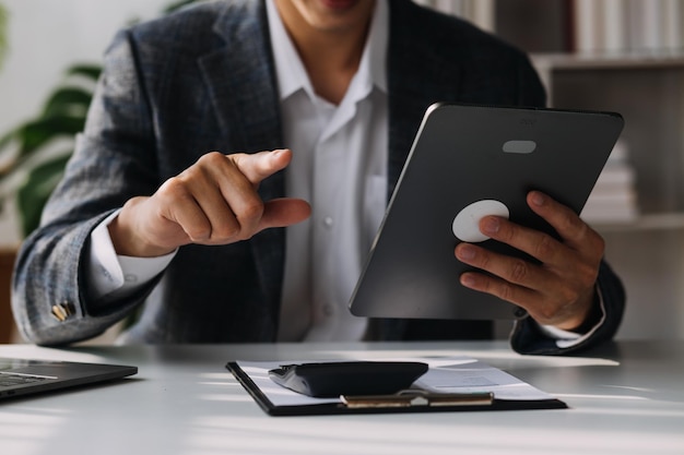 Aantrekkelijke lachende jonge Aziatische zakenvrouw werk thuis kantoor Aziatische vrouw die werkt op laptop computer bedrijf tablet