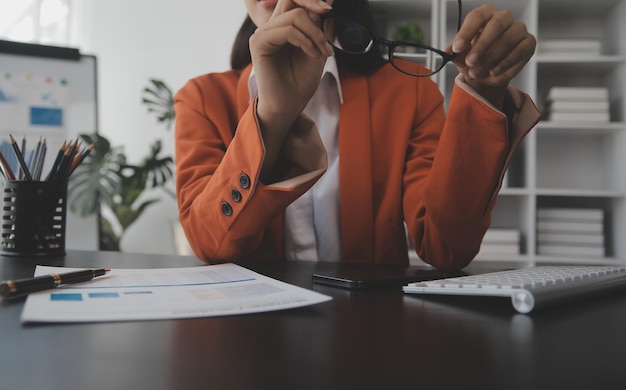 Aantrekkelijke lachende jonge Aziatische zakenvrouw werk thuis kantoor Aziatische vrouw die werkt op laptop computer bedrijf tablet