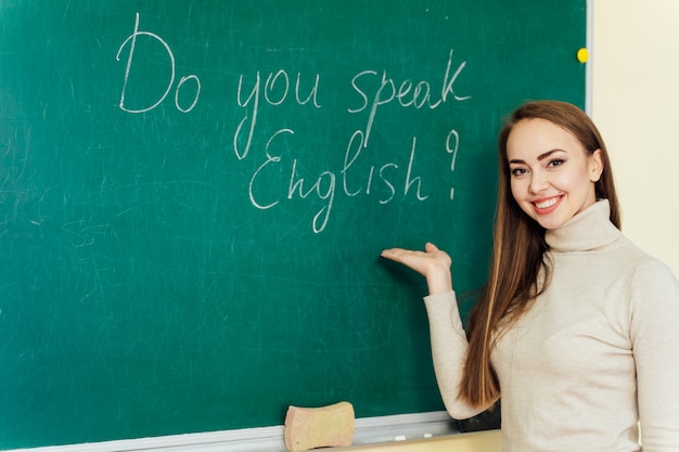 Aantrekkelijke leraar of student aan het bord