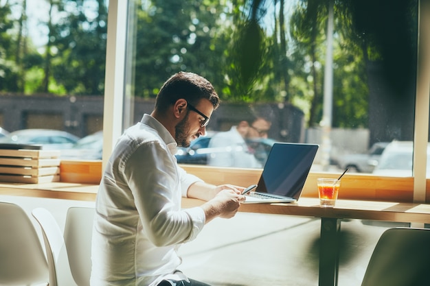 Aantrekkelijke man aan het werk in café