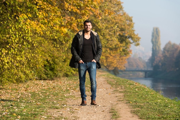 Aantrekkelijke man die in het bos loopt