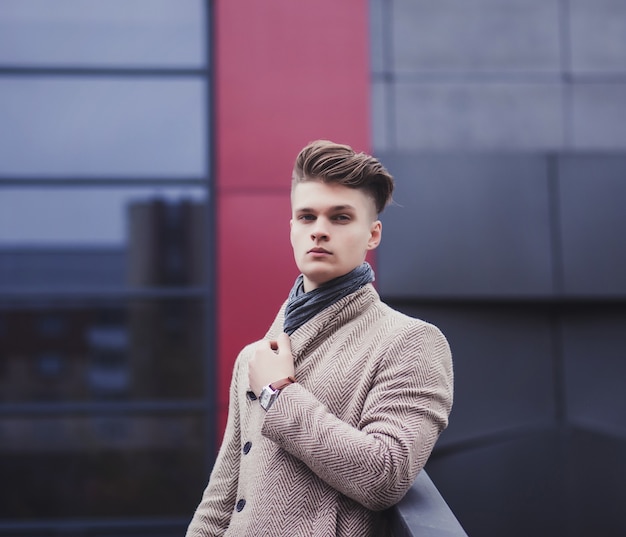 Aantrekkelijke man gekleed casual kleding in stedelijke stijl