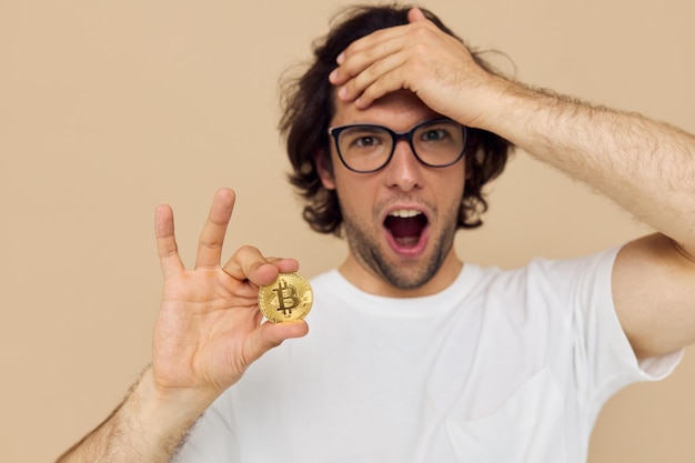 Aantrekkelijke man met bril gouden bitcoin in handen Lifestyle ongewijzigd