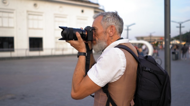 Aantrekkelijke Man Met Camera Neemt Een Foto Tijdens Het Reizen