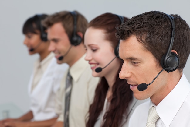 Aantrekkelijke man met een headset op het werken in een callcenter