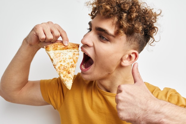 Aantrekkelijke man pizza eten poseren close-up levensstijl ongewijzigd