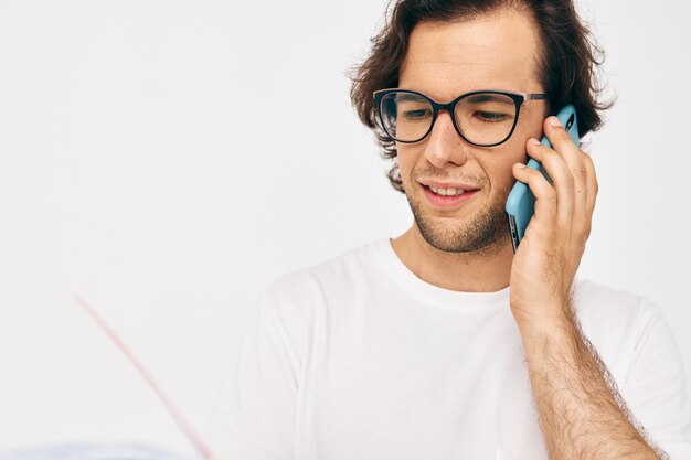 Aantrekkelijke man rode blocnote telefooncommunicatie Lifestyle ongewijzigd