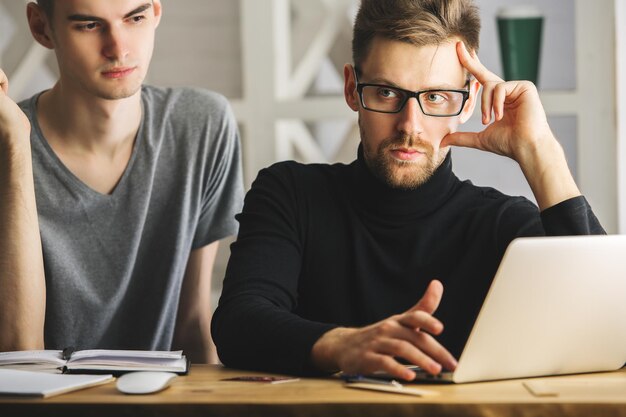 Aantrekkelijke mannetjes bespreken project