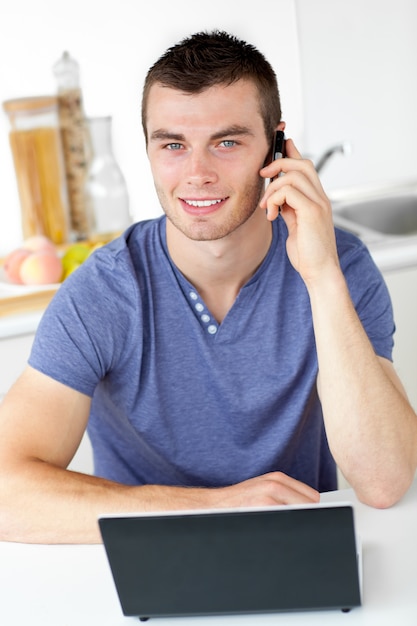 Aantrekkelijke mens die op telefoon spreekt die de camera bekijkt