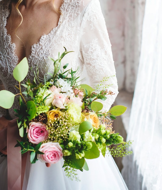 Aantrekkelijke mooie bruid bedrijf bloemen boeket