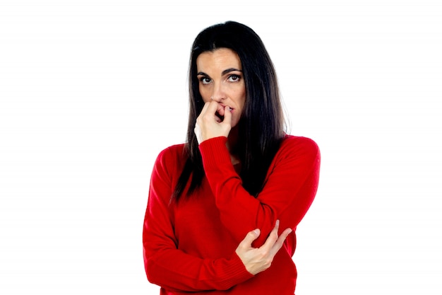 Aantrekkelijke rijpe vrouw die rood sweatshirt draagt