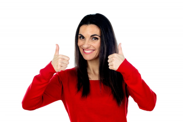 Aantrekkelijke rijpe vrouw die rood sweatshirt draagt