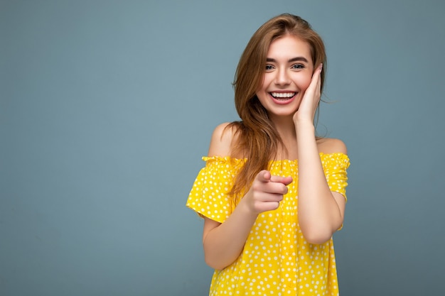 Aantrekkelijke sexy glimlachende knappe jonge blonde vrouw