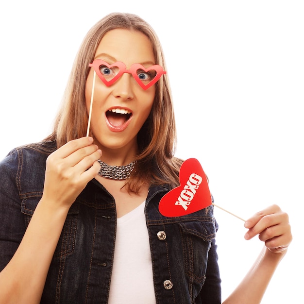 Aantrekkelijke, speelse jonge vrouw klaar voor het feest.