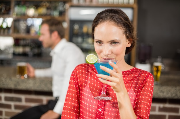 Aantrekkelijke vrouw cocktail drinken