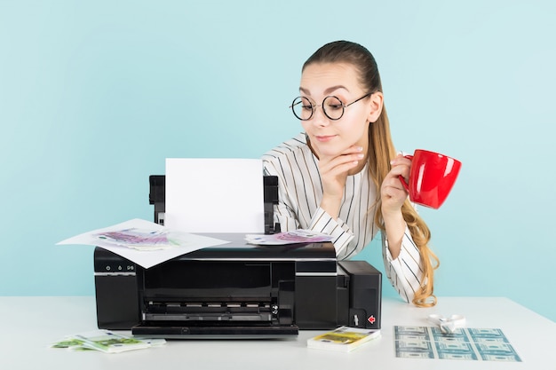 Foto aantrekkelijke vrouw contant geld afdrukken