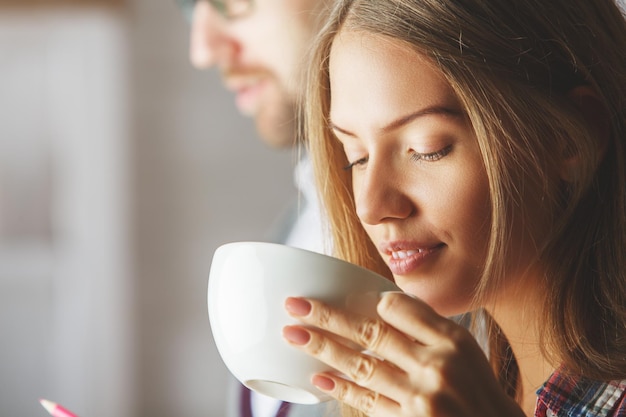 Aantrekkelijke vrouw die koffie drinkt