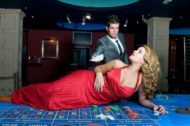 aantrekkelijke vrouw die plezier heeft in een casino terwijl ze wint