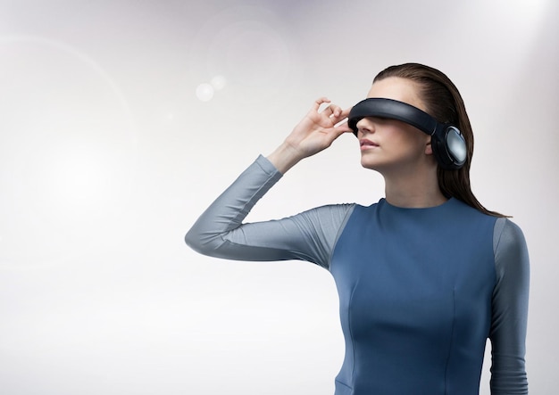 Aantrekkelijke vrouw die virtual reality-headset gebruikt