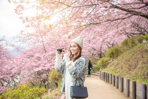 Aantrekkelijke vrouw geniet met Cherry Blossom in Matsuda, Japan