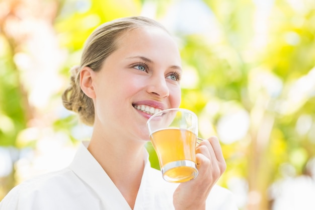 Aantrekkelijke vrouw het drinken van thee