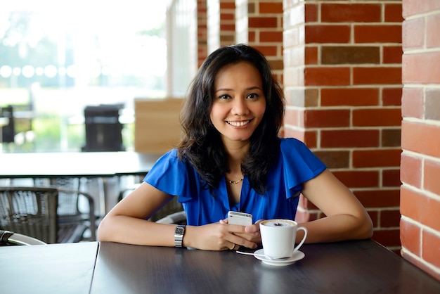 Aantrekkelijke vrouw in café