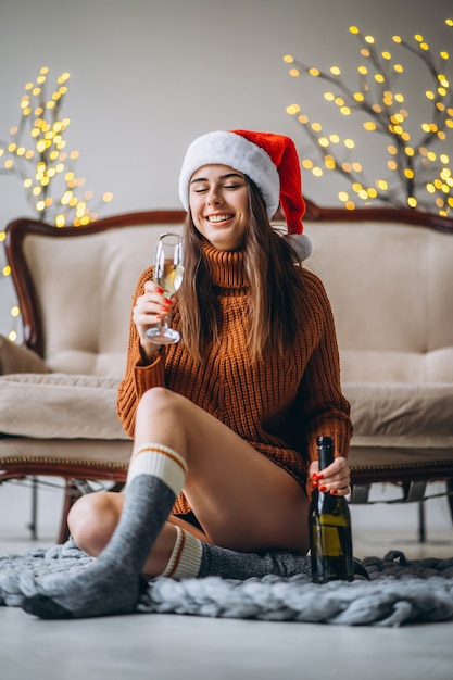 Aantrekkelijke vrouw in een kerstmuts en een trui