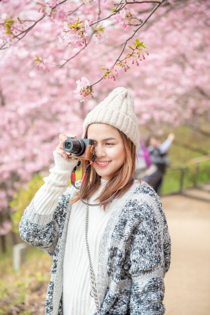 Aantrekkelijke vrouw is genieten met Cherry Blossom in Matsuda, Japan