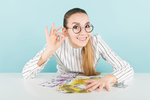 Aantrekkelijke vrouw met contant geld