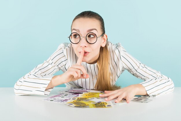 Foto aantrekkelijke vrouw met contant geld