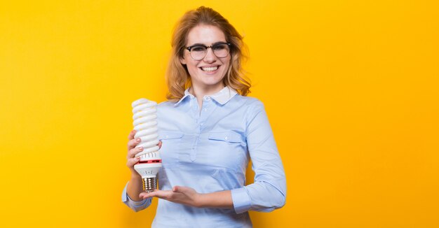 Aantrekkelijke vrouw met energiebesparende lamp