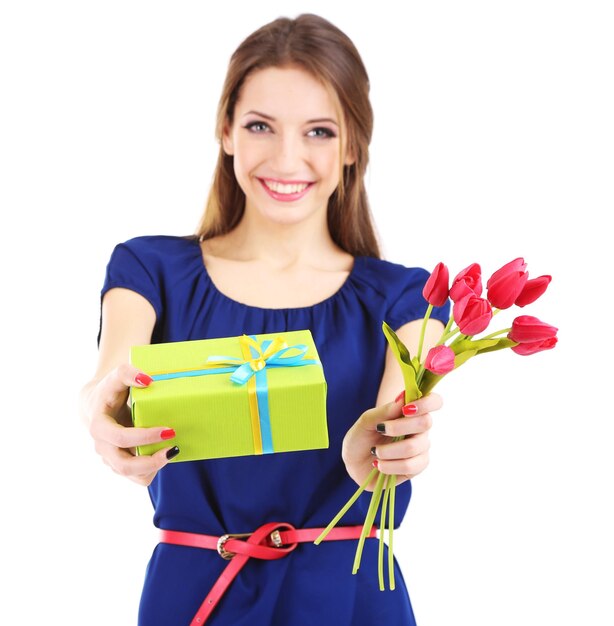 Aantrekkelijke vrouw met geschenkdoos en bloemen, geïsoleerd op wit