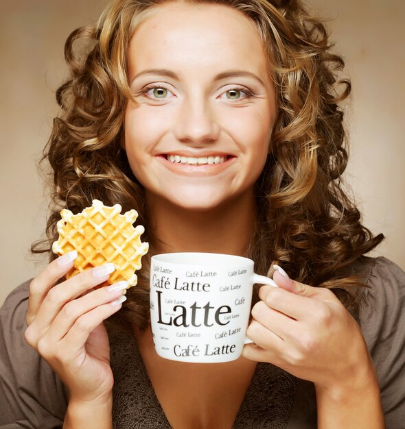 Aantrekkelijke vrouw met koffie en koekjes