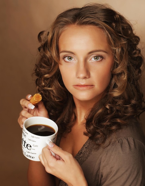 Foto aantrekkelijke vrouw met koffie en koekjes