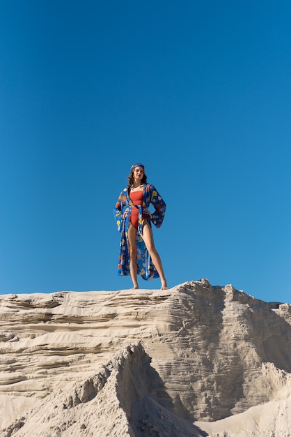 Aantrekkelijke vrouw met sarong