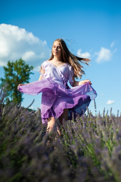 Aantrekkelijke vrouw op het lavendelveld veel plezier