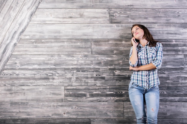 Aantrekkelijke vrouw op mobiele telefoon