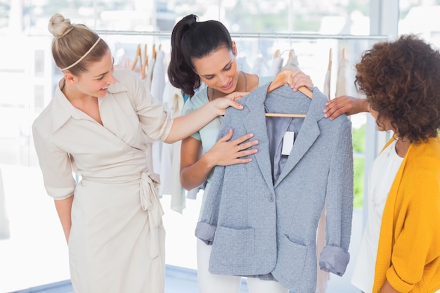 Aantrekkelijke vrouwen die blazer bekijken