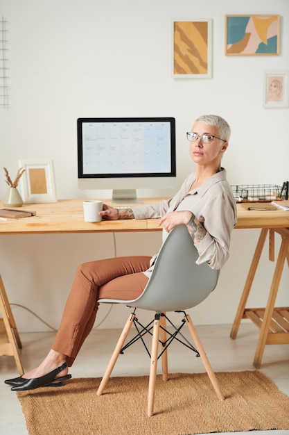 Aantrekkelijke zakenvrouw koffie drinken