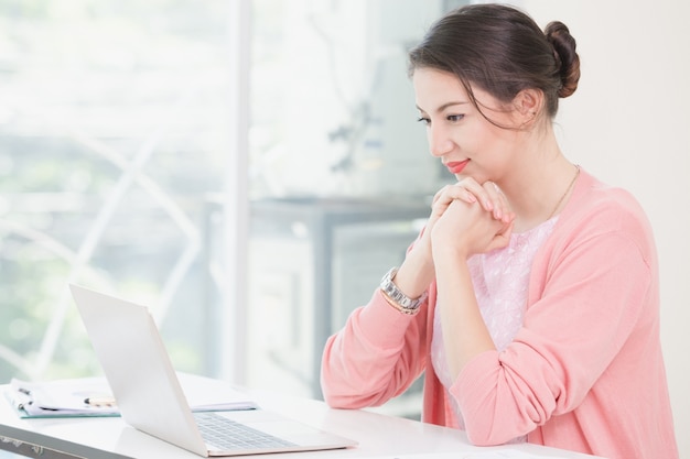 aantrekkelijke zakenvrouw vergadering werkt aan laptop haar kleine bedrijf